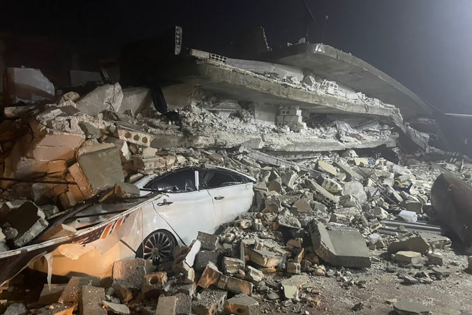 Slovenskí hasiči a záchranári už pomáhajú v Turecku hľadať ľudí, ktorí prežili ničivé zemetrasenie