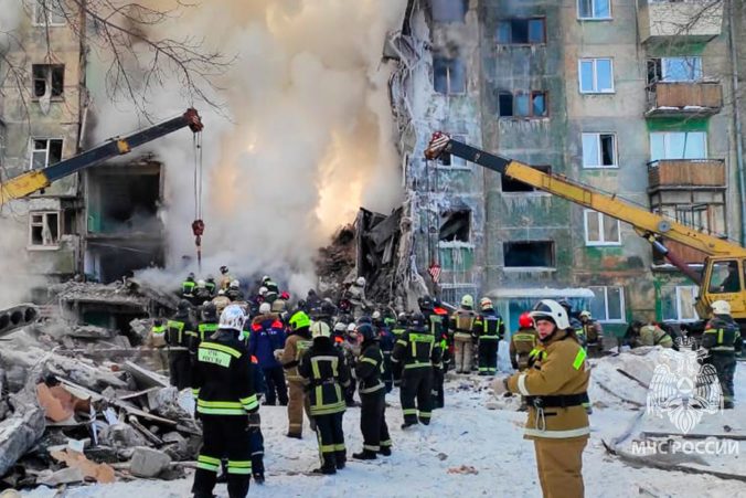 Bytovku v Novosibirsku zničil výbuch a následný požiar. Zahynulo najmenej sedem ľudí vrátane dvojročného dieťaťa