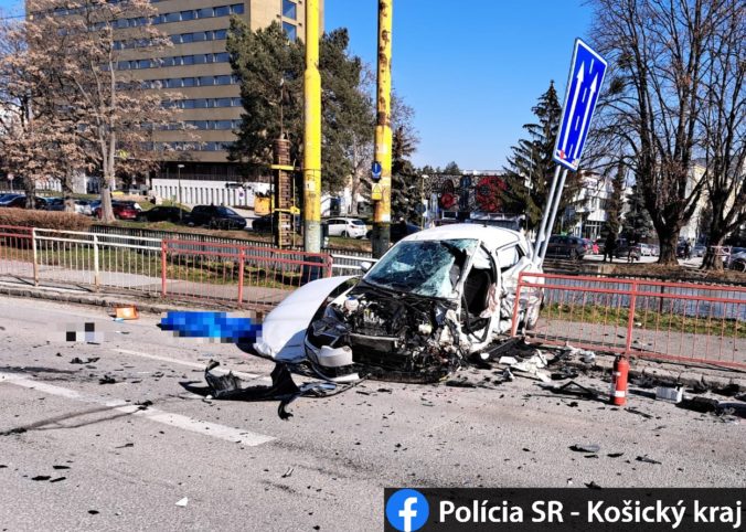 V Košiciach sa zrazili tri autá, zahynul vodič Fabie aj chodkyňa (foto)