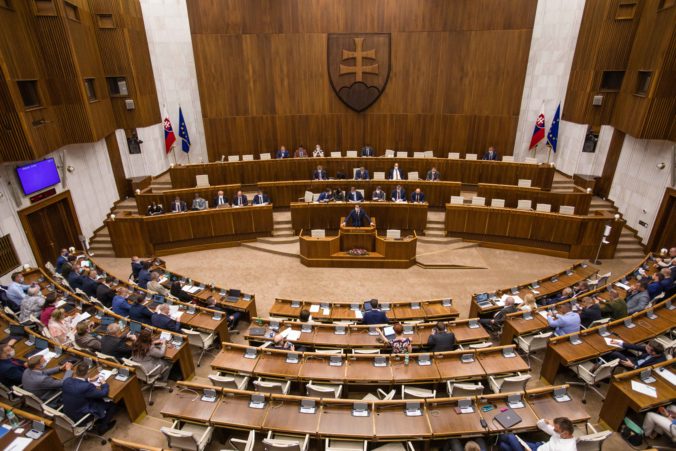 Parlament vyhlásil súčasný ruský režim za teroristický, výsledky referend na území Ukrajiny neuznáva