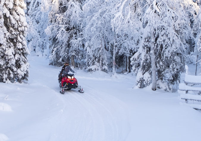 Strážcovia prírody pripomínajú zákaz jazdy na snežnom skútri aj v chránených územiach