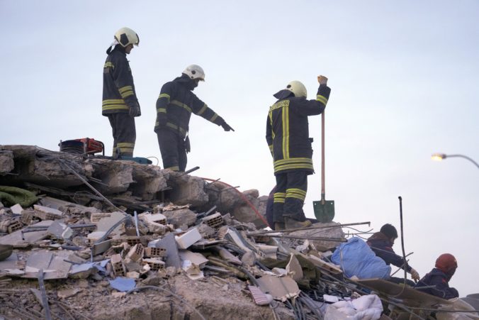 Počet mŕtvych po zemetrasení v Turecku presiahol 40-tisíc