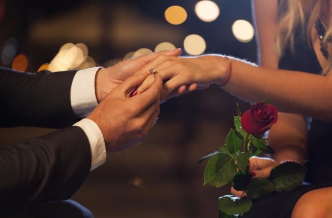 Prieskum ukázal, ako mladí ľudia na Slovensku vnímajú manželstvo, žiadosť o ruku od ženy či cenu snubného prsteňa