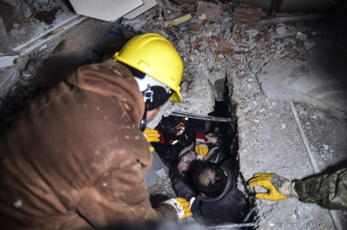 Z trosiek domu v Turecku po 296 hodinách vytiahli troch živých ľudí