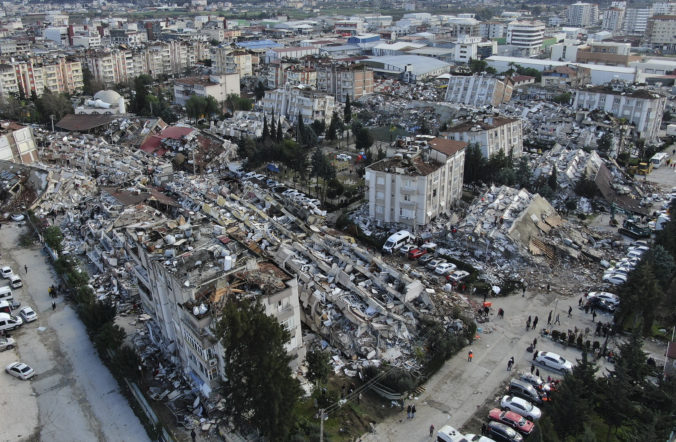Po ničivom zemetrasení nasledovalo viac ako 6 000 ďalších otrasov, turecké úrady varujú pred „sekundárnymi pohromami“
