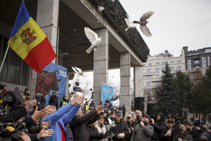 Protestujúci v Moldavsku upozorňujú na väčšiu chudobu pri súčasnej vláde, lepší život vidia pri spojení s Moskvou
