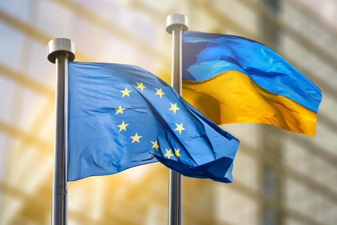 Väčšina Ukrajincov považuje USA za priateľskú krajinu, podporili by vstup do EÚ aj NATO