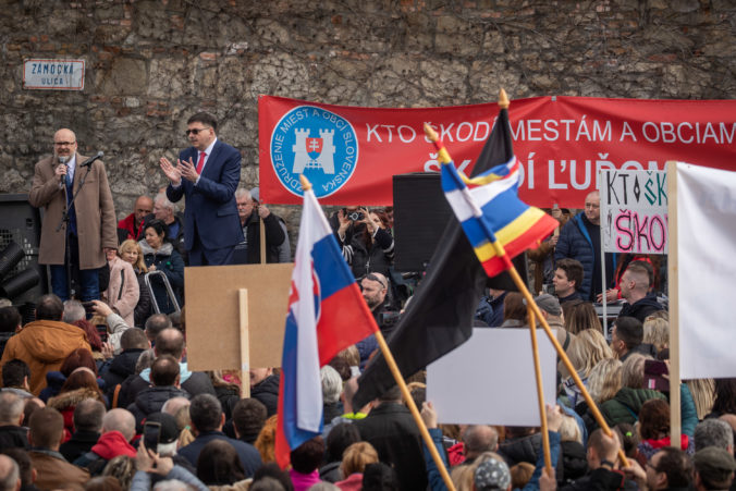 Kto škodí mestám a obciam, ubližuje ľuďom, vyhlásil Kaliňák zo ZMOS-u na proteste pred parlamentom (foto)