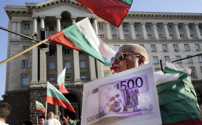 Valdis Dombrovskis schladil nádeje Bulharska na prijatie eura v januári 2024, krajina nespĺňa dôležité kritérium
