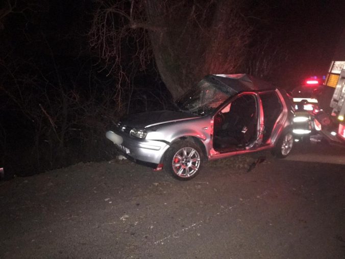 Trnavský kraj hlási už druhú tragickú dopravnú nehodu, len 17-ročný chlapec zrážku auta do stromu neprežil (foto)