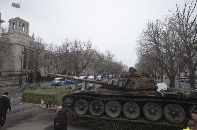 Vojnu na Ukrajine pripomína aj ruský tank v Berlíne či torta s lebkou v Belehrade (foto)