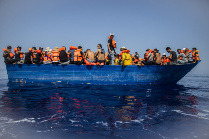 Čln s migrantmi sa rozlomil, talianska pobrežná stráž našla v mori takmer 30 utopených ľudí