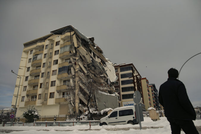Juh Turecka zasiahlo ďalšie zemetrasenie, zrútilo sa niekoľko budov (foto)