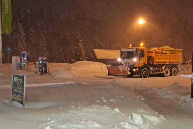 Na chorvátskych cestách pre snehovú búrku uviazli stovky ľudí, noc museli stráviť v autách pozdĺž hlavnej diaľnice