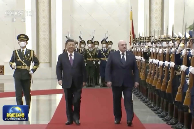 Bielorusko schvaľuje mierový plán Číny, na západe však rastú obavy z poskytnutia vojenskej podpory Rusku