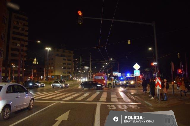Mladý chlapec prechádzal v Bratislave na červenú, zrazil ho trolejbus (foto)