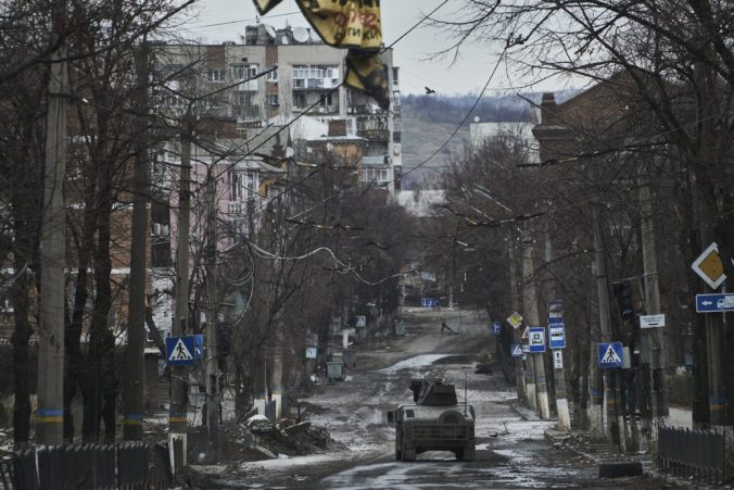 Rusi postupujú na Bachmut, v meste sú stále tisícky civilistov a nemôžu byť evakuovaní
