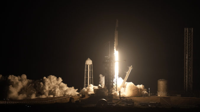 Raketa SpaceX na druhý pokus úspešne odštartovala, štyria astronauti smerujú na ISS (video+foto)