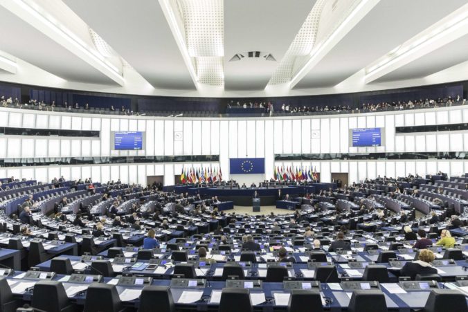 Dvojica europoslancov z korupčného škandálu siahajúceho do Európskeho parlamentu zostáva vo väzbe