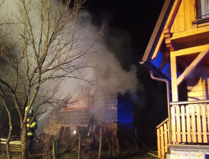 Nočný požiar domu v Štiavniku si vyžiadal jeden život, žena skončila v nemocnici (foto)