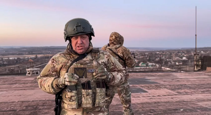 Rusi vyhodili do vzduchu kľúčový most pri obliehanom Bachmute (video)