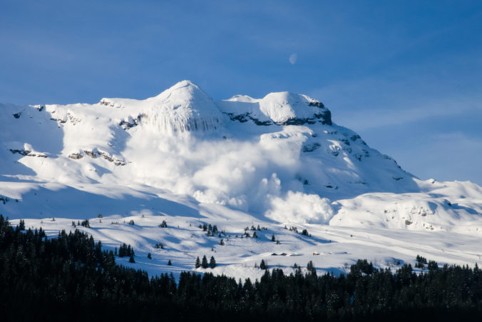 Pre všetky pohoria na Slovensku platí 2. stupeň lavínového nebezpečenstva, informuje Horská záchranná služba