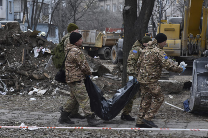 Ruský útok raketou si vyžiadal desať obetí. Obyvatelia nechcú odísť a čakajú na oslobodenie, aby sa mohli vrátiť domov