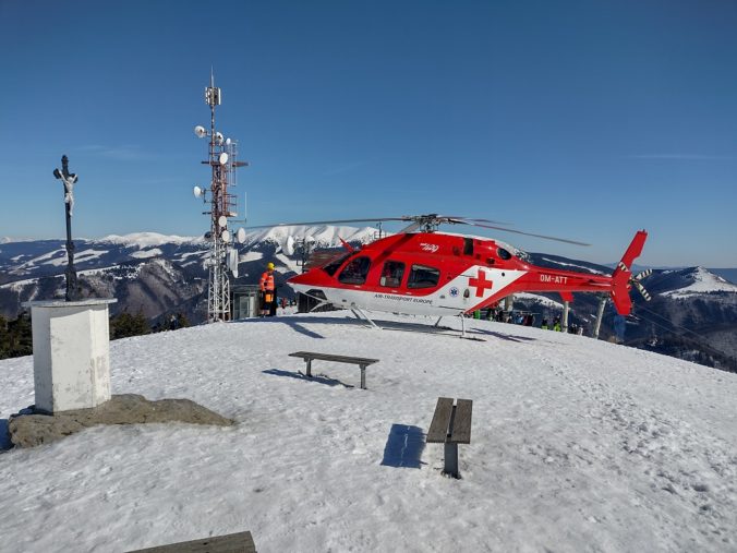 Záchranári na Donovaloch vyše 50 minúť oživovali lyžiara, pomôcť mu už však nedokázali