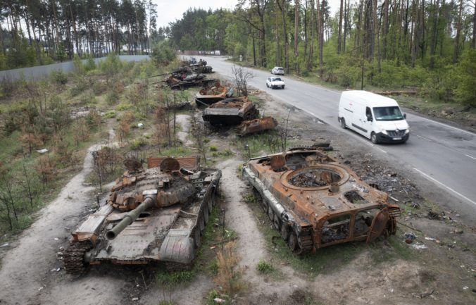 Rusko na Ukrajine nasadzuje šesťdesiat rokov staré tanky T-62, podľa Britov majú mnoho zraniteľných stránok