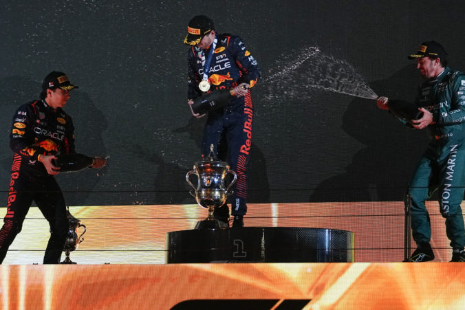 Verstappen ovládol úvodné preteky sezóny F1 v Bahrajne, Alonso nečakane na pódiu
