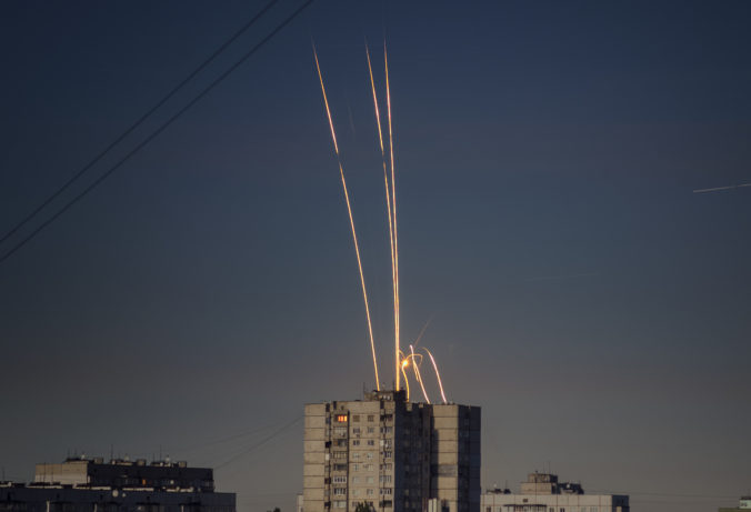 Rusko vypálilo na Ukrajinu 81 rakiet vrátane šiestich nadzvukových Kinžal, o život prišlo najmenej päť ľudí