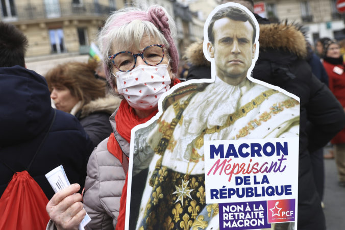 Macron napriek protestom tlačí na dôchodkovú reformu a nevylúčil, že využije svoju špeciálnu právomoc