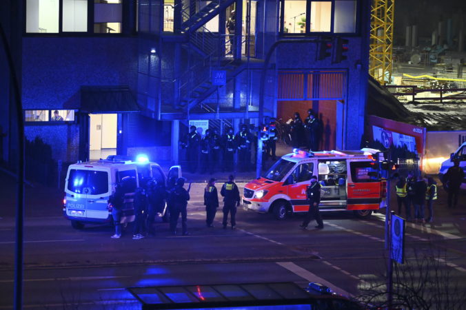 U Svedkov Jehovových v Hamburgu sa strieľalo, incident si vyžiadal mŕtvych aj zranených (video+foto)