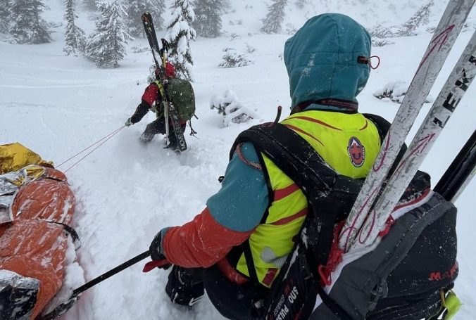 Skupinu dvanástich ľudí strhla do Mengusovskej doliny lavína, informujú horskí záchranári