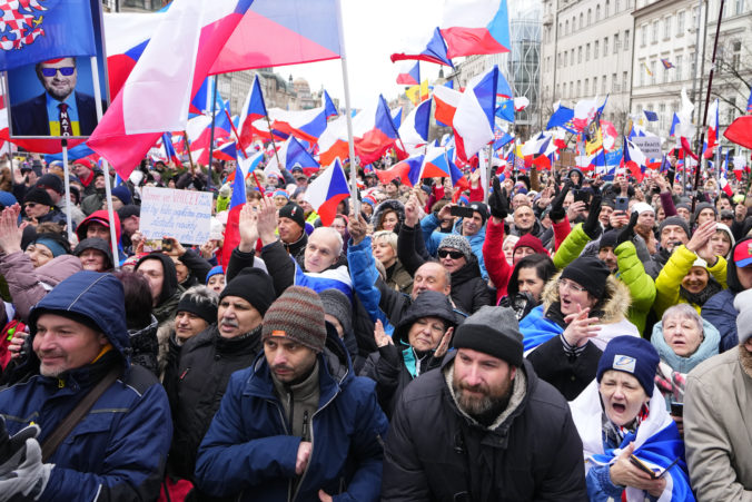 Tisícky ľudí protestovali v Prahe proti chudobe aj českej vojenskej pomoci Ukrajine (foto)