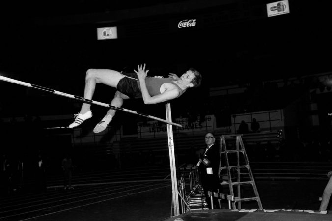 Zomrela atletická legenda, Richard Fosbury sa na OH v Mexico City ako prvý prezentoval štýlom flop