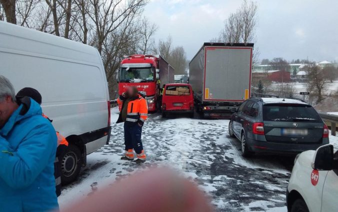 Na ceste pri českom Bochove došlo k hromadnej dopravnej nehode, zrazilo sa trinásť áut