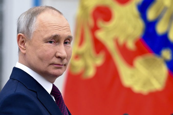 Putin prišiel prvýkrát na ukrajinské územie, ktoré Rusi anektovali vlani v septembri. Navštívil Mariupoľ