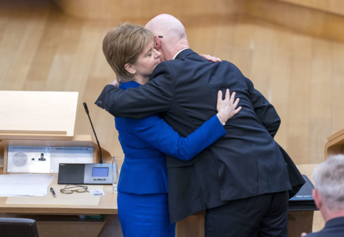 Škótska prvá ministerka odchádza s hrdosťou, opozícia ju však kritizovala