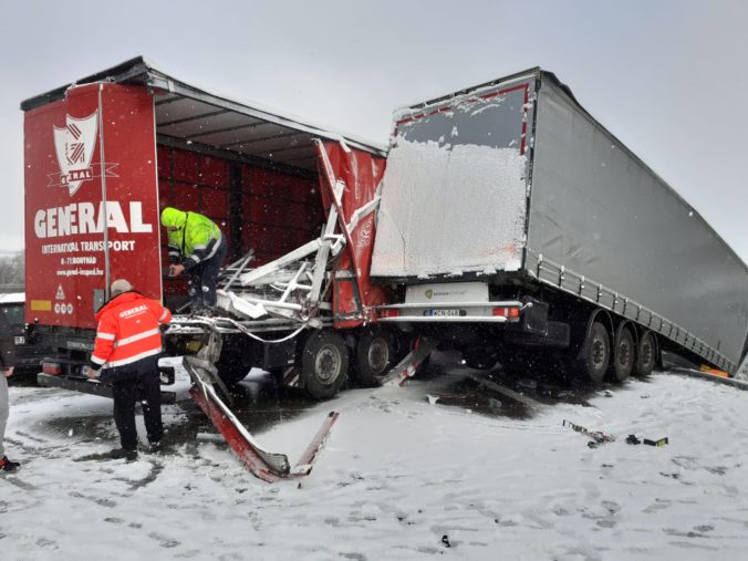 V Česku komplikuje dopravu silné sneženie. Na D1 sa zrazilo niekoľko áut a kamiónov, na D8 musela polícia budiť vodičov (foto)