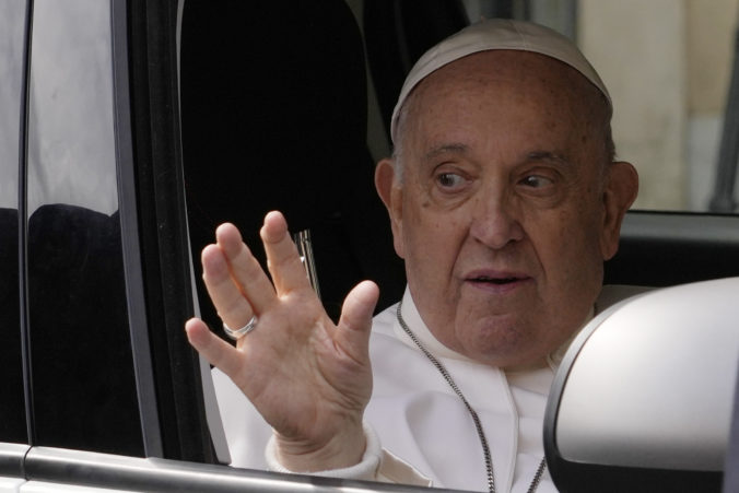 „Som stále nažive“, s humorom dodal pápež František pri prepustení z nemocnice