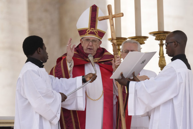 Pápež deň po návrate z nemocnice viedol omšu na Kvetnú nedeľu, v kázni spomenul globálne problémy (foto)