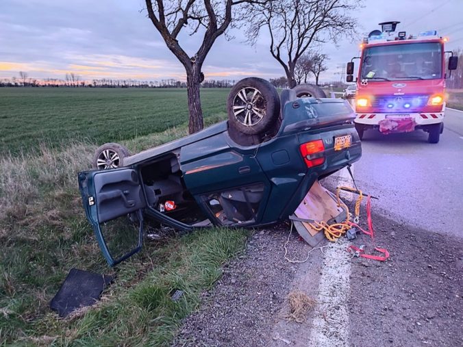 Sedemdesiatročný vodič zišiel z cesty a narazil do stromu (foto)