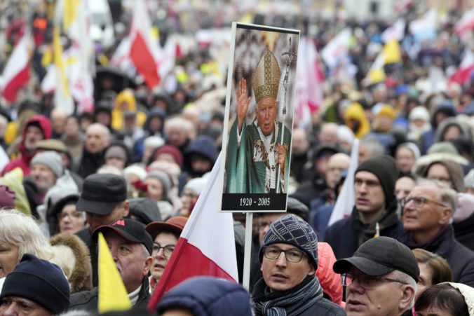 Tisíce Poliakov vyšli v reakcii na dokument do ulíc vyjadriť podporu Jánovi Pavlovi II. (foto)
