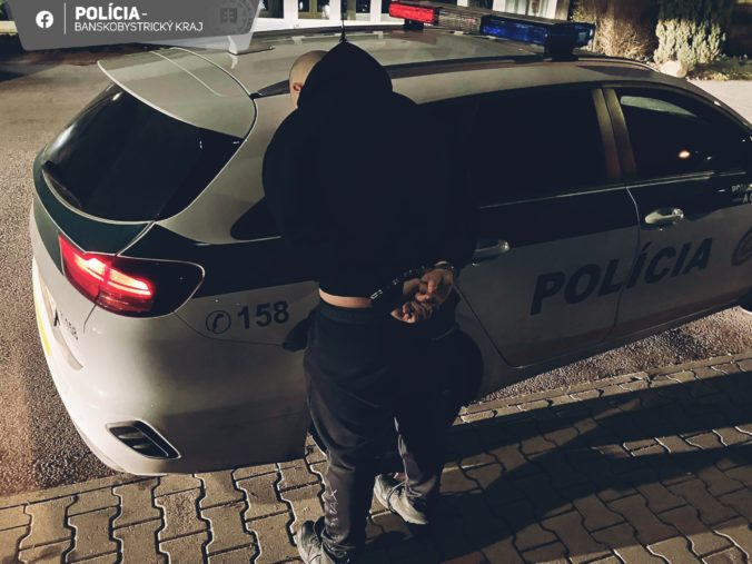 Muž v Banskej Bystrici pobodal nožom 15-ročné dievča, pred políciou chcel ujsť (foto)