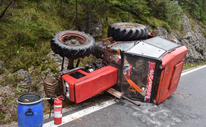Šofér traktora ostal po nehode zakliesnený pod vozidlom, zraneniam podľahol