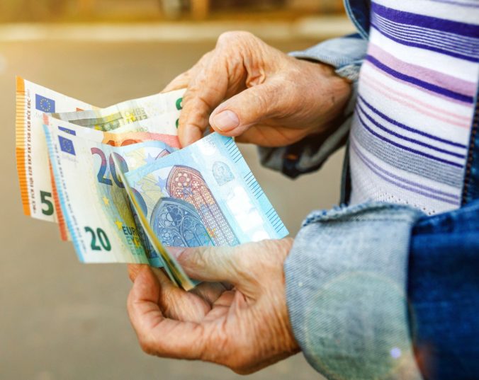 Dôchodcovia žijúci mimo krajín EÚ musia zaslať potvrdenie o žití, je to podmienka na vyplatenie dôchodku