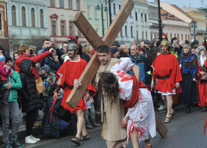 Živá krížová cesta v Prešove sa uskutoční v tradičnej podobe spred pandémie, každý rok ju videli tisícky ľudí