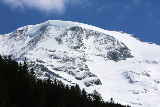 Po páde lavíny vo francúzskych Alpách hlásia mŕtvych, počet ešte nie je konečný (video)