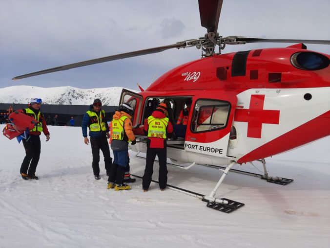 Osemročný lyžiar v stredisku Jasná nezvládol rýchlu jazdu, do nemocnice ho odviezol vrtuľník (foto)